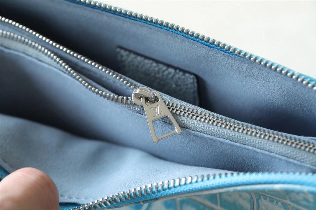 LV Coussin PM High Shiny Alligator Light Blue For Women, Shoulder And Crossbody Bags 10.2n/26cm LV