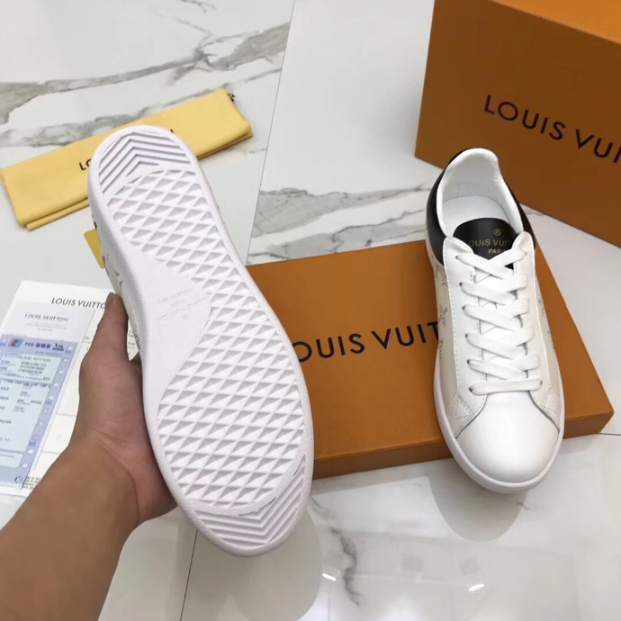 BL - High Quality Luv Sneaker 049
