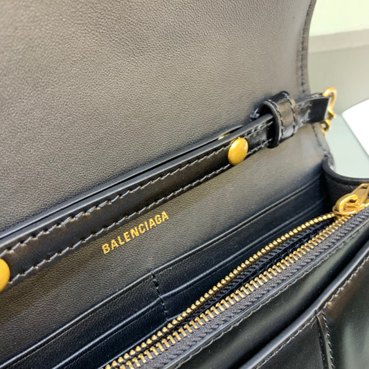 Balen Hourglass Wallet On Chain in Black, For Women, Bags 7.6in/19cm 6560501QJ4M1000
