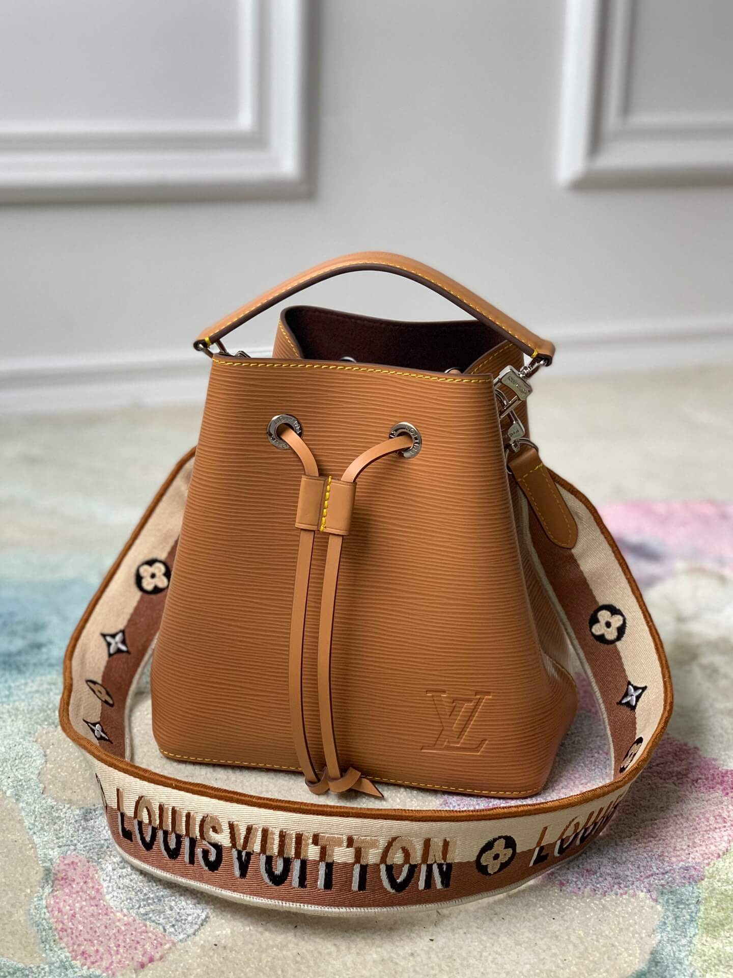 M57706 NÉONOÉ BB bucket bag brown grained Epi leather