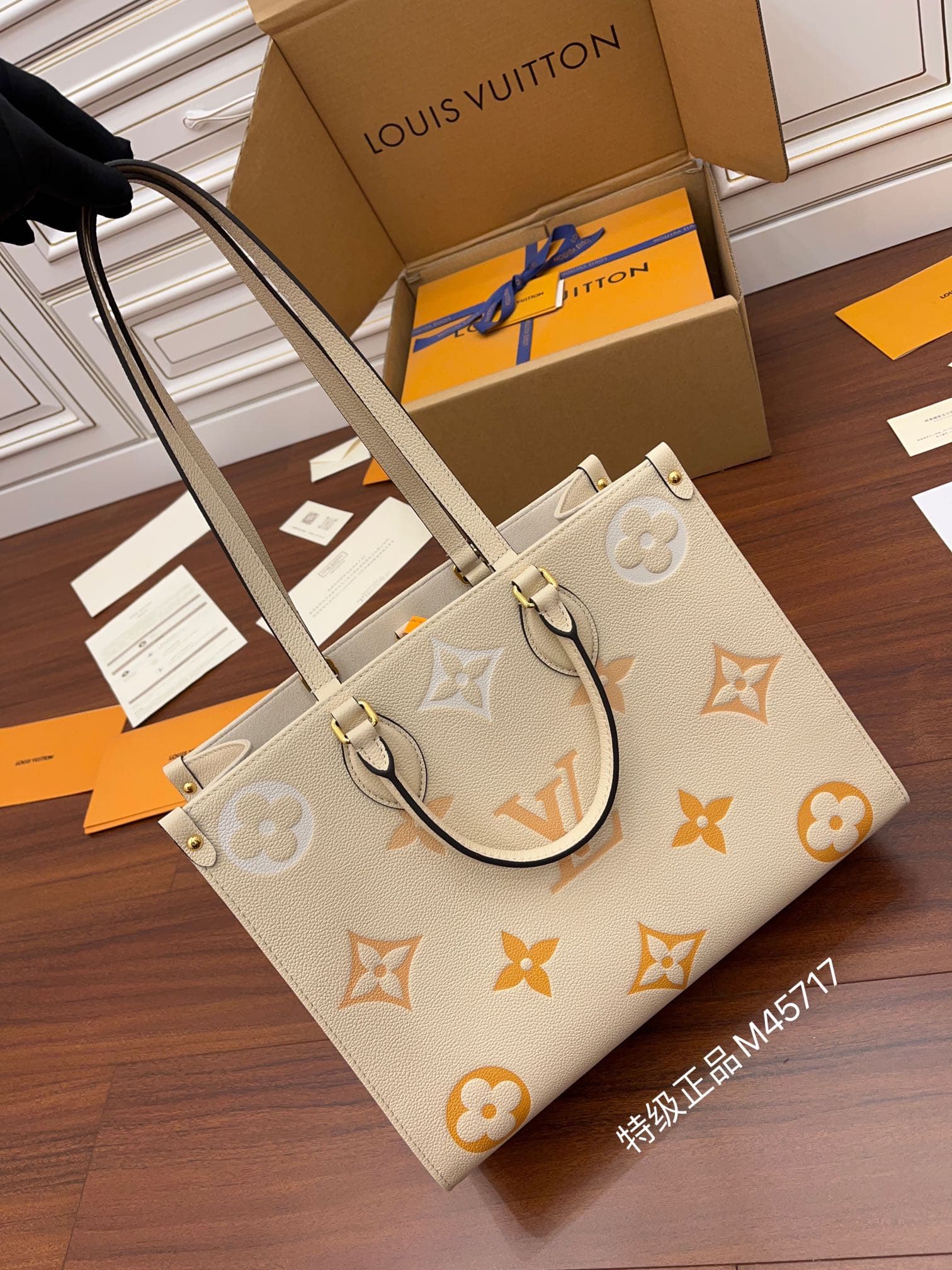 M45717 ONTHEGO MM BAG TOTE M45717 M45718 Cream/Saffron/blue
