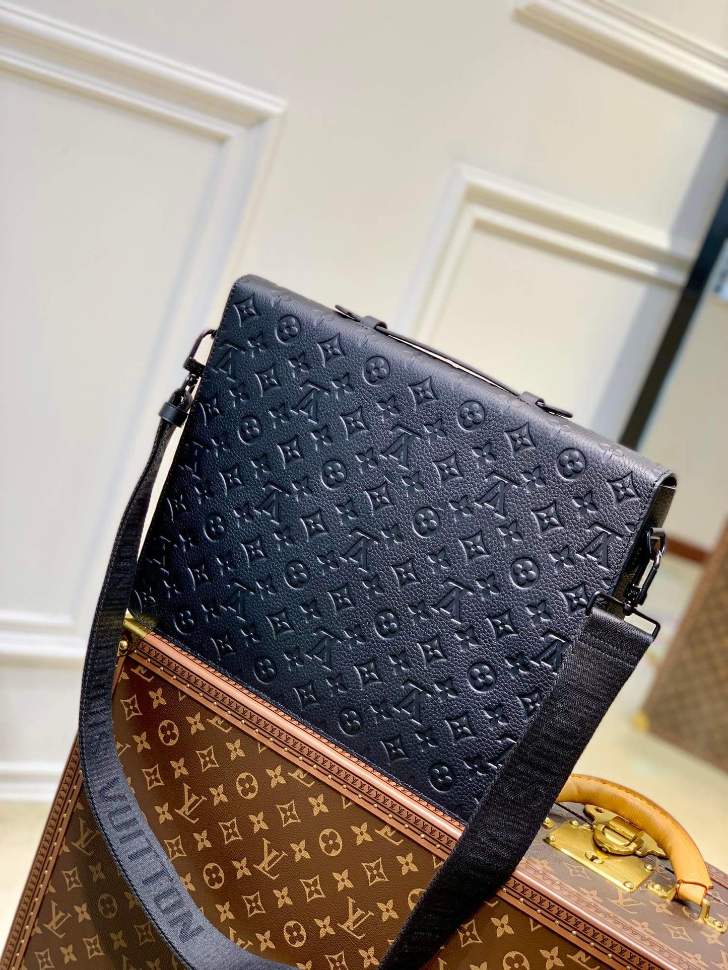 M20835 S Lock Briefcase Taurillon Monogram 39cm briefcase black