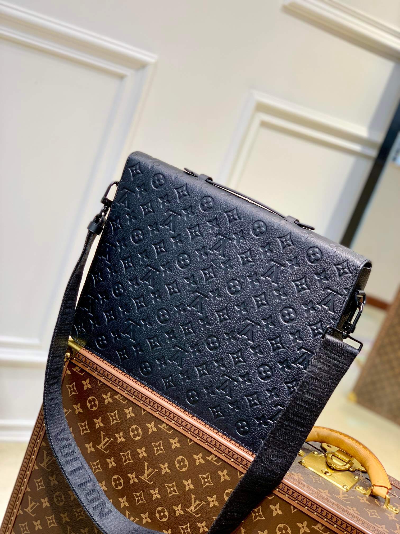 M20835 S Lock Briefcase Taurillon Monogram 39cm briefcase black
