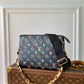 M21353 Coussin PM Monogram 26cm black