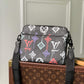 M21396 TRIO MESSENGER PM 25cm Sac Plat Graffiti Orange/black