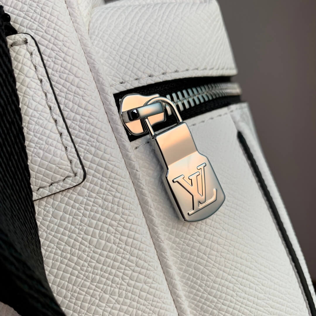 M30873 Outdoor Messenger 26cm Monogram Off white