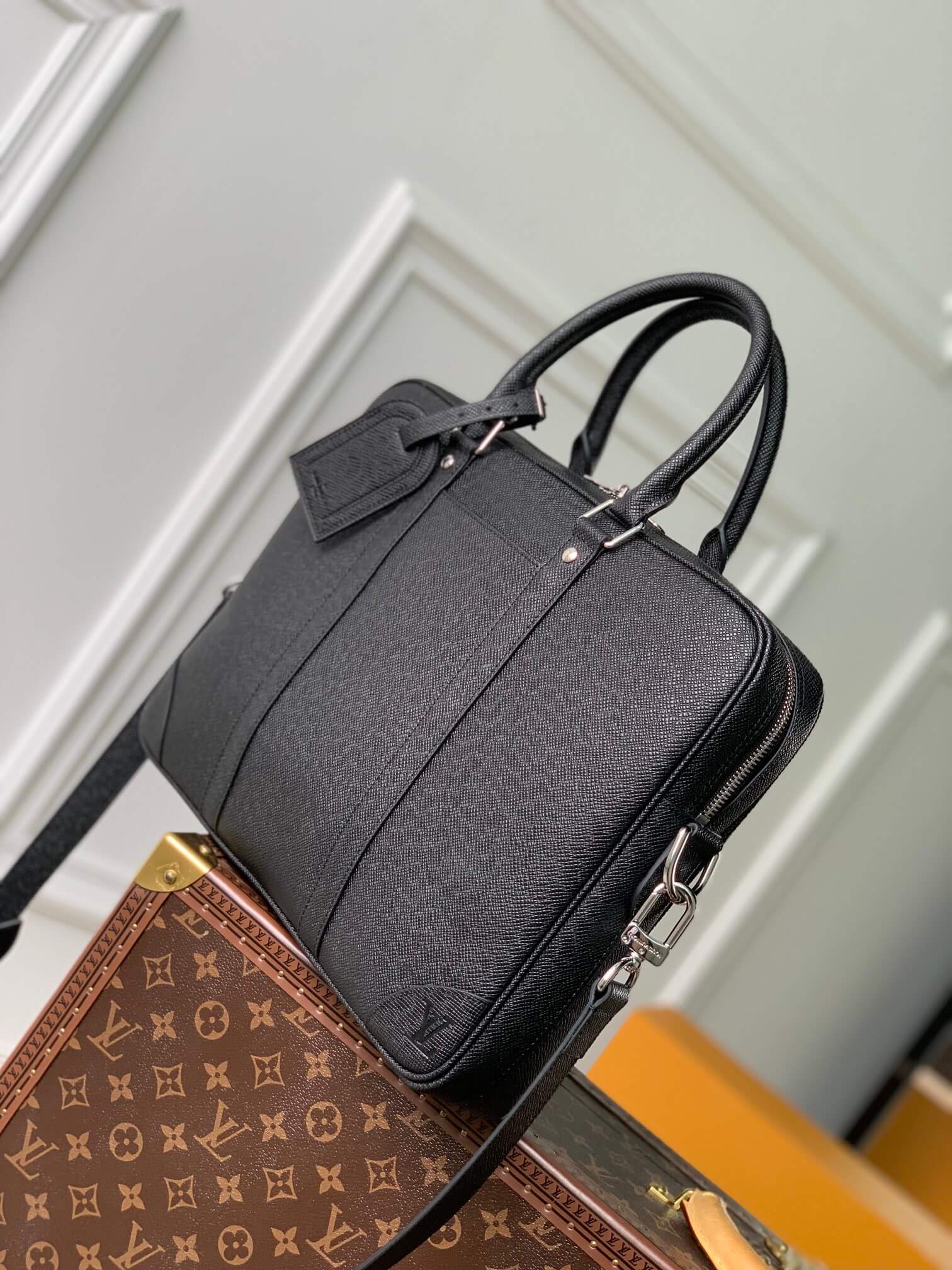 M30925 Porte-Documents Voyage PM 36.5cm Taïga Noir black
