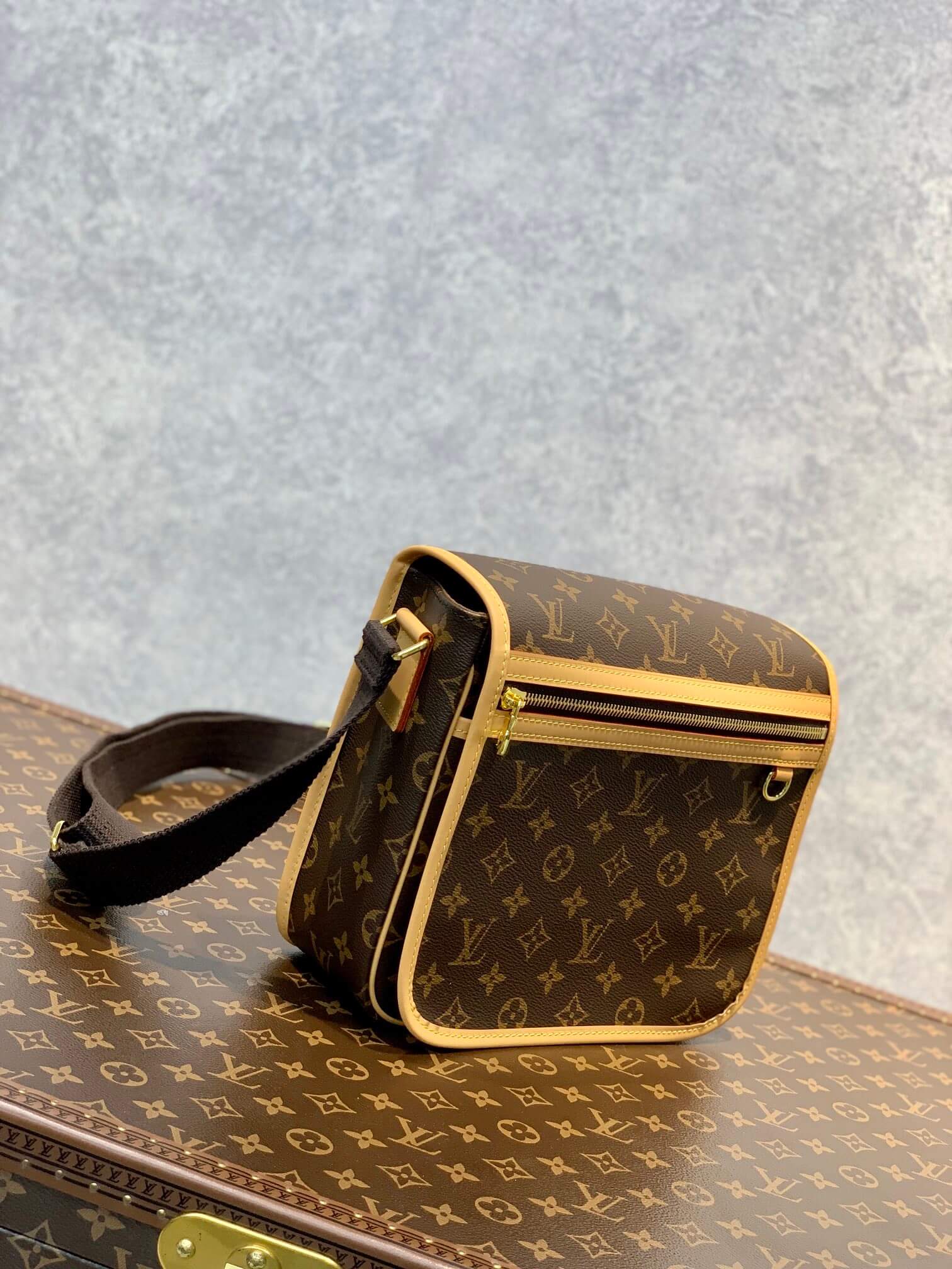 M40106 Sac Plat MM 25CM monogram yellow