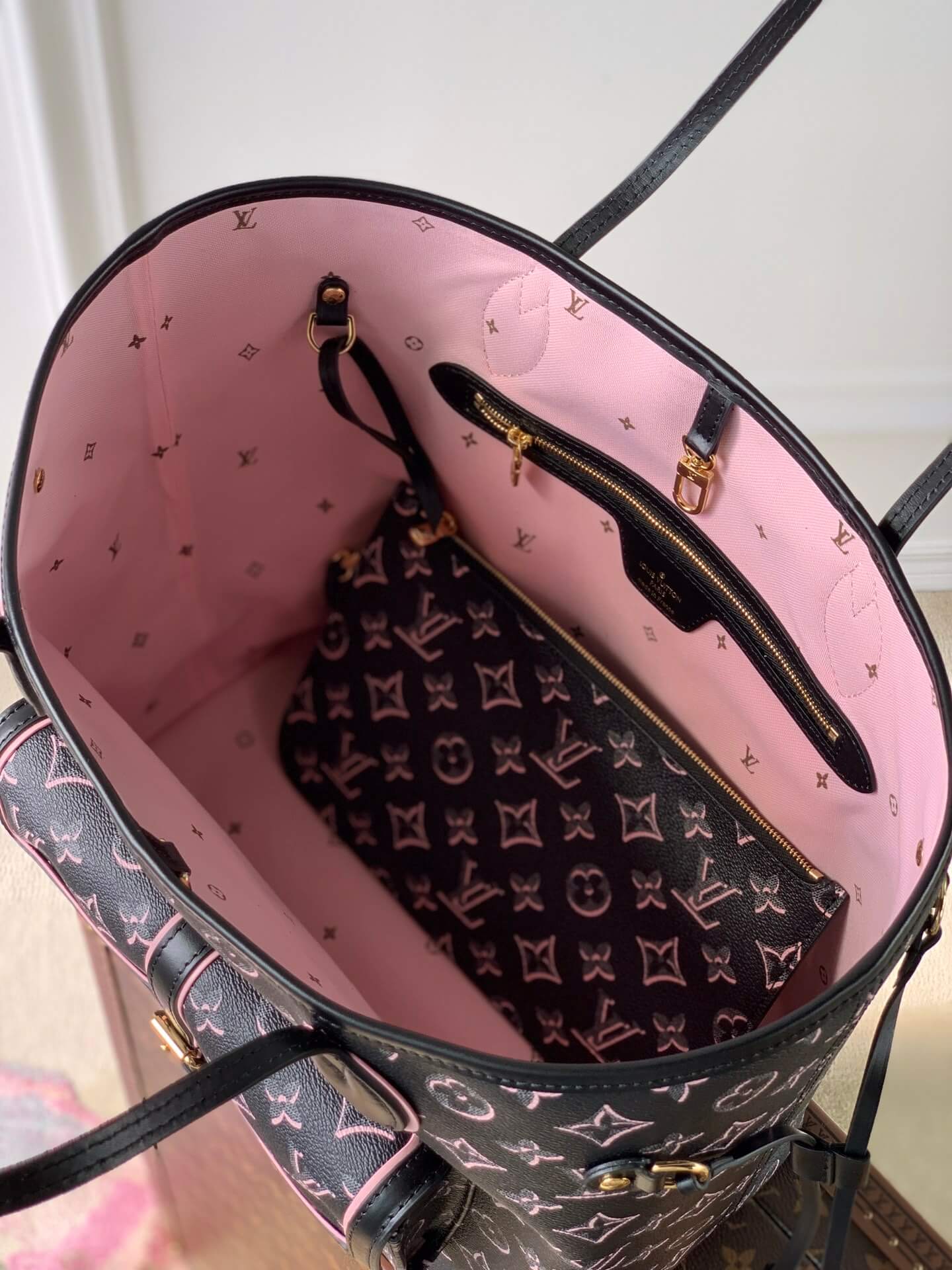 m46137 Neverfull 31cm black subaxillary bag