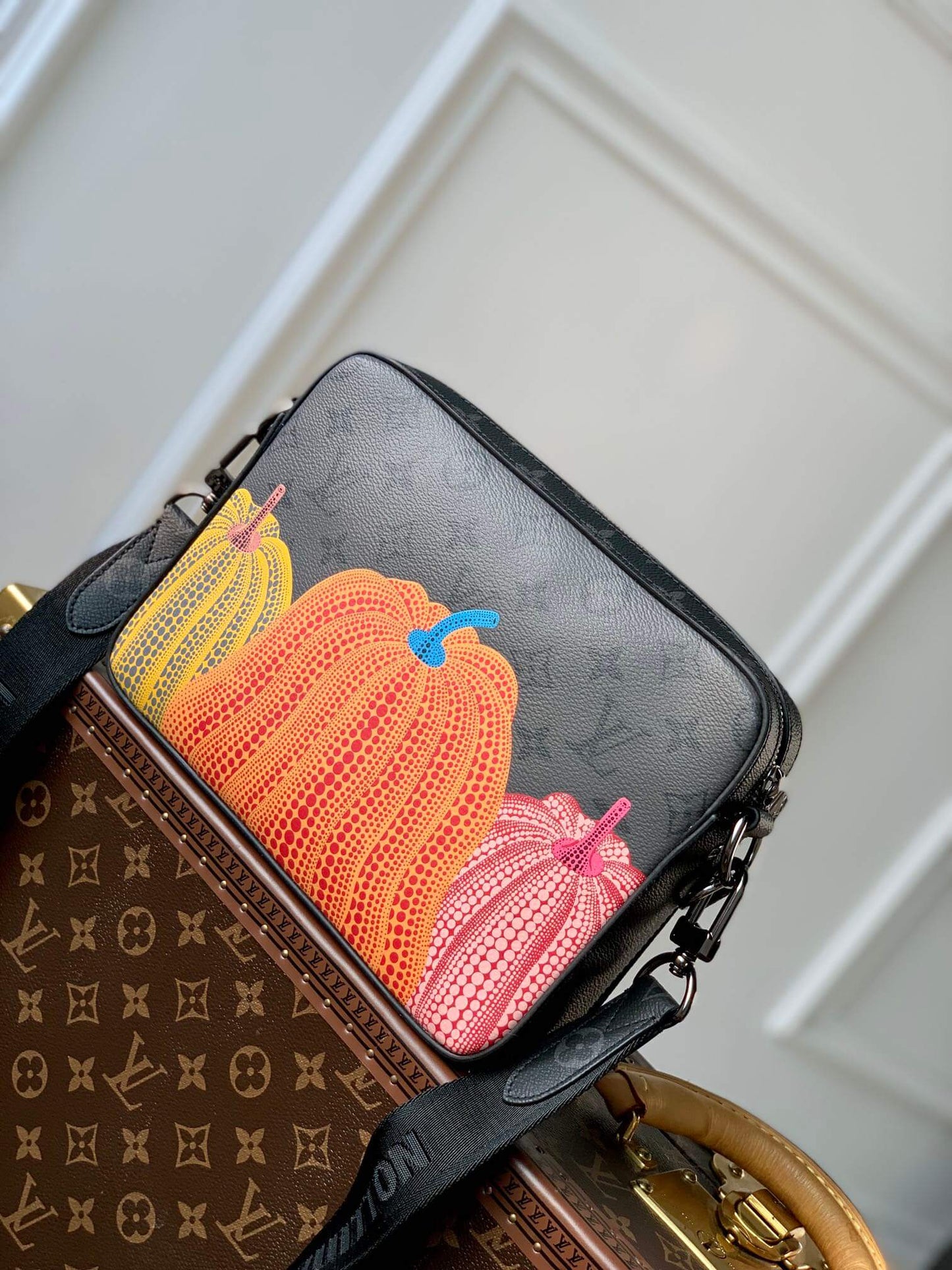M46435 x YK Trio Messenger Sac Plat 25cm Monogram Eclipse Reverse