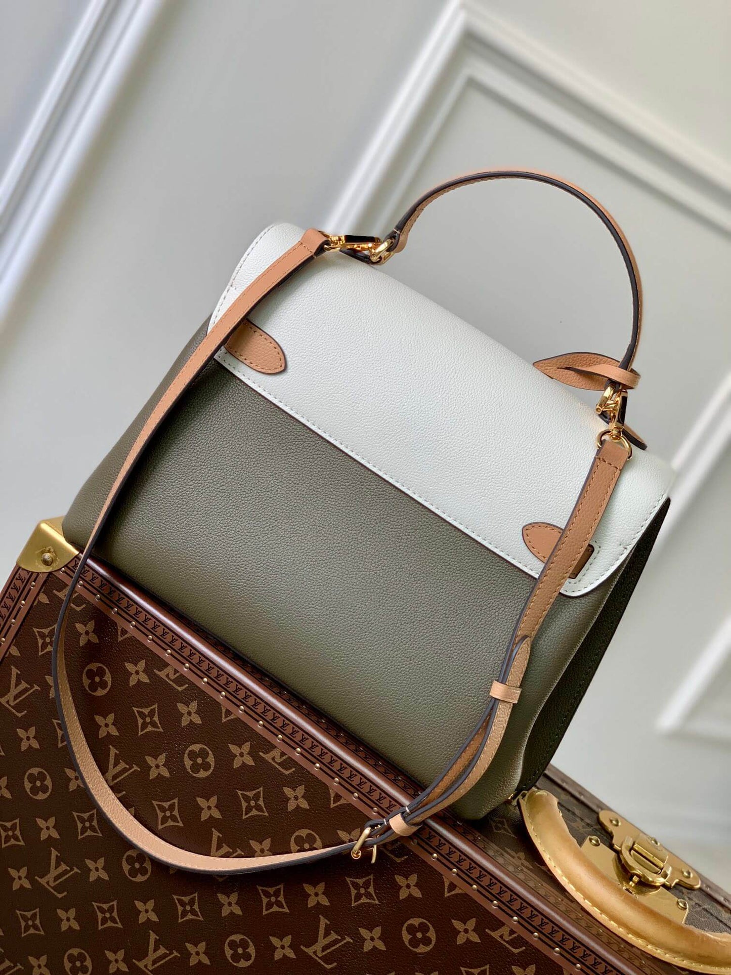 M51395 Lockme Ever MM Handbag green 31cm Material of calf leather
