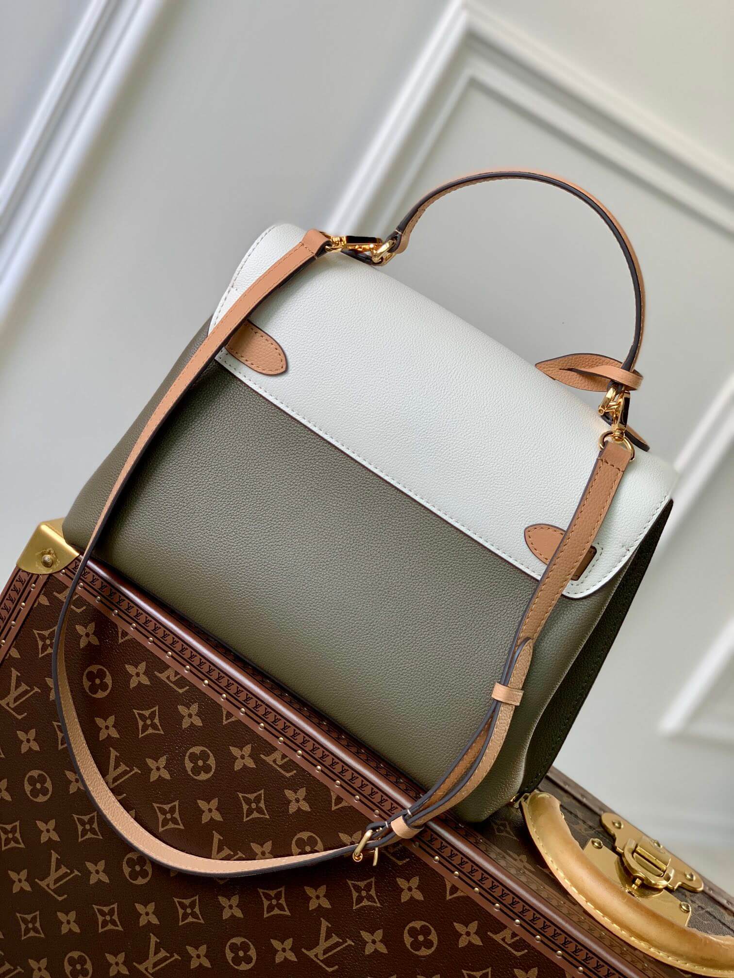 M51395 Lockme Ever MM Handbag green 31cm Material of calf leather