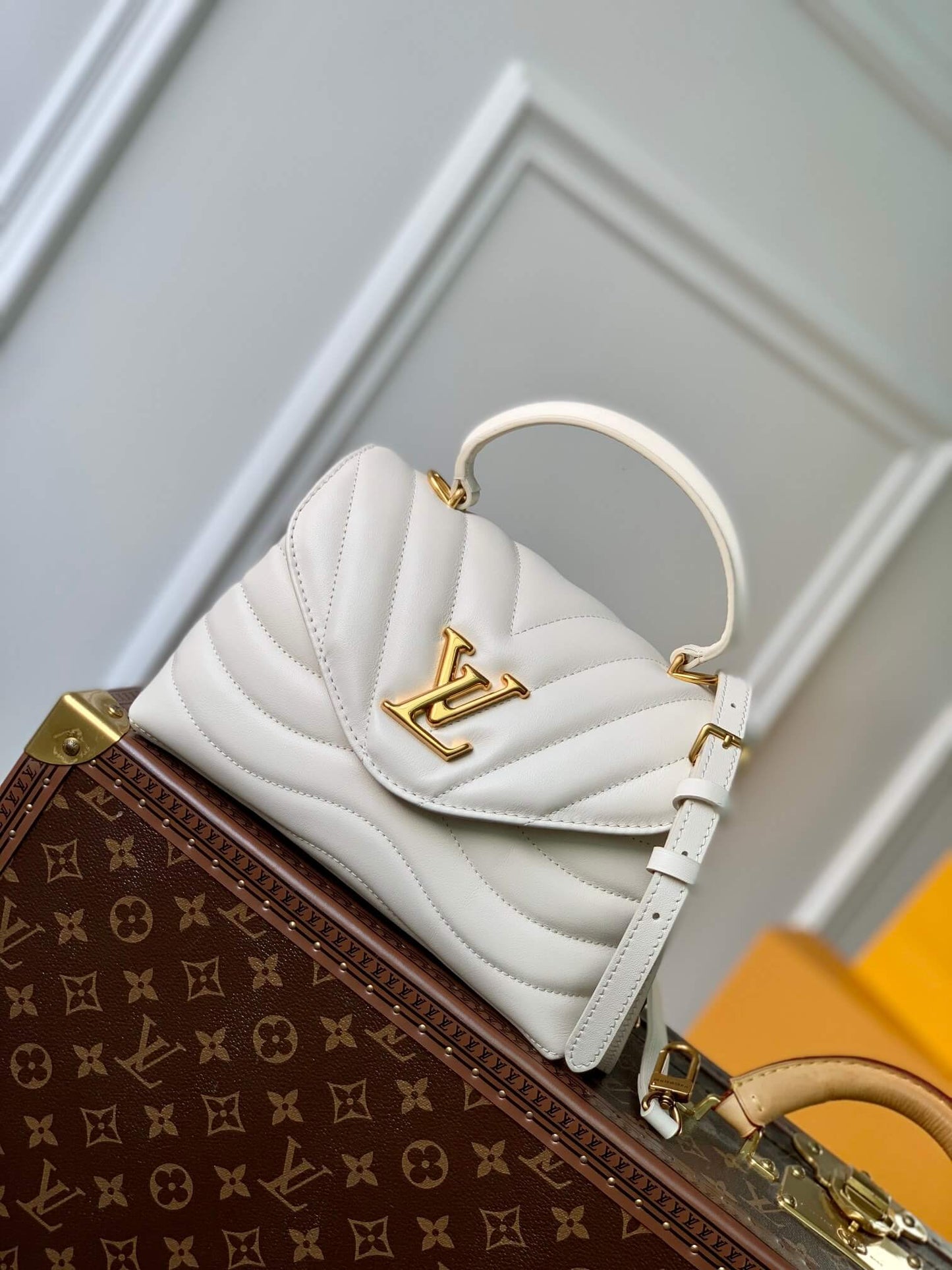 M53937 Hold Me Handbag dirty white 23cm New Wave