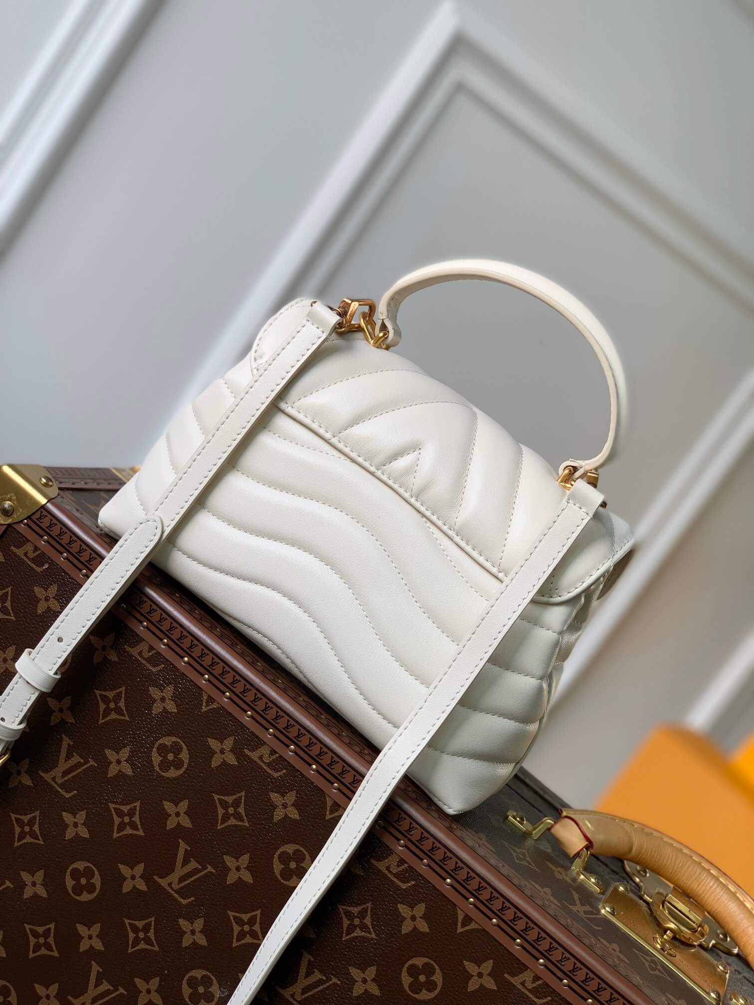 M53937 Hold Me Handbag dirty white 23cm New Wave