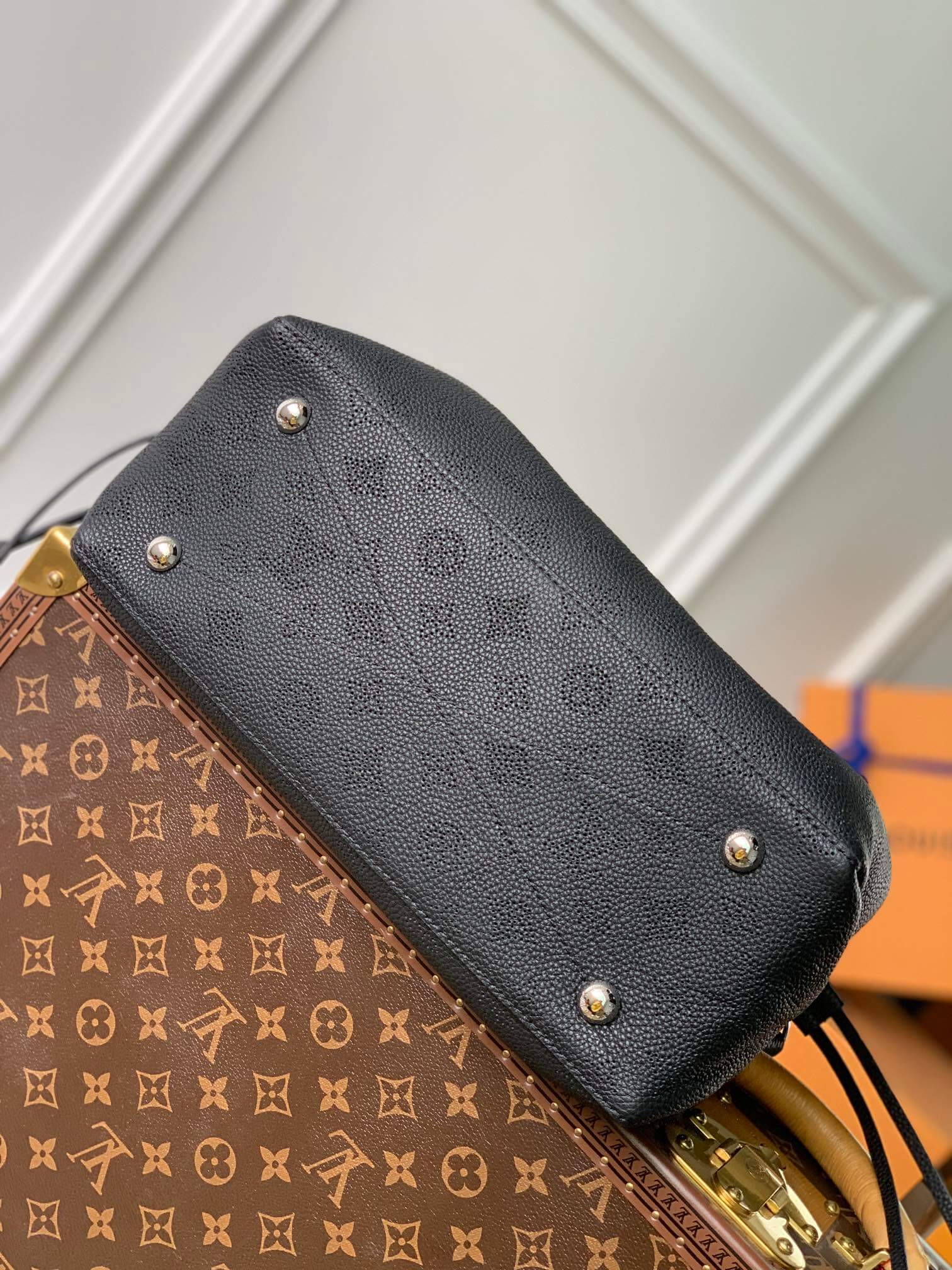 M59200 BELLA TOTE monogram 32cm black Soft perforated cowhide
