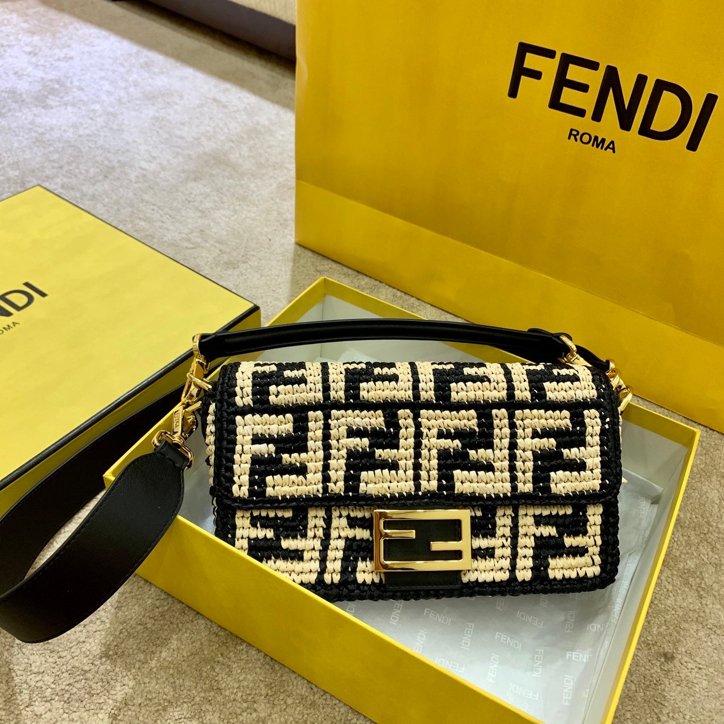 FI Baguette Raffia Fabric Black For Women, Women’s Bags 10.6in/27cm FF 8BR600AKBYF1HOG
