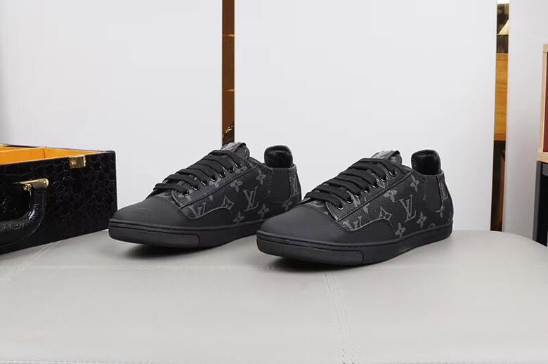BL - High Quality Luv Sneaker 053