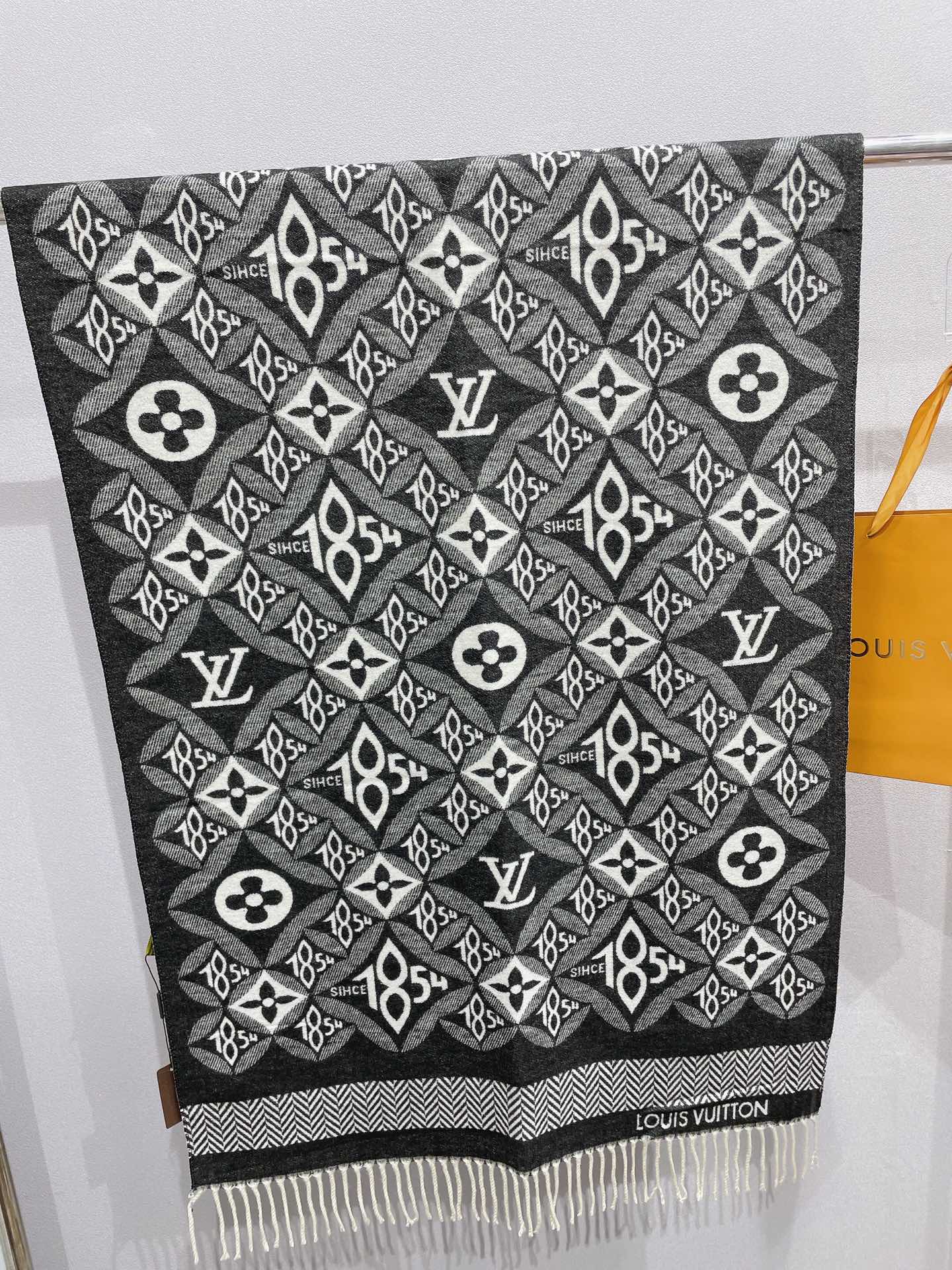 High Quality LUV  Scarf 003