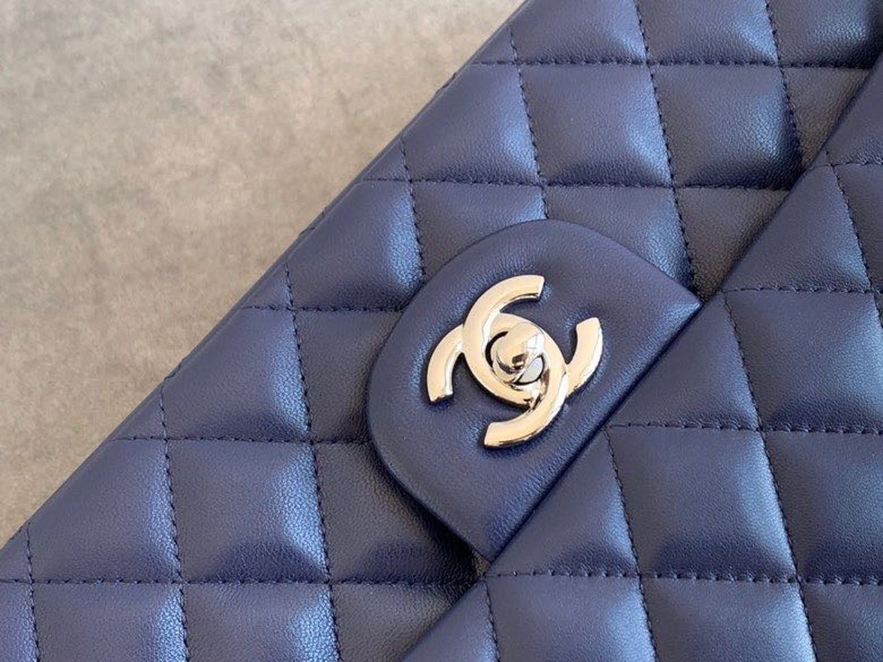 Chanel Classic Handbag Navy Blue For Women, Women’s Bags, Shoulder And Crossbody Bags 10.2in/26cm A01112