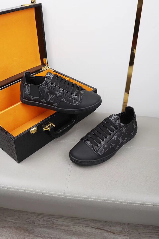 BL - High Quality Luv Sneaker 053