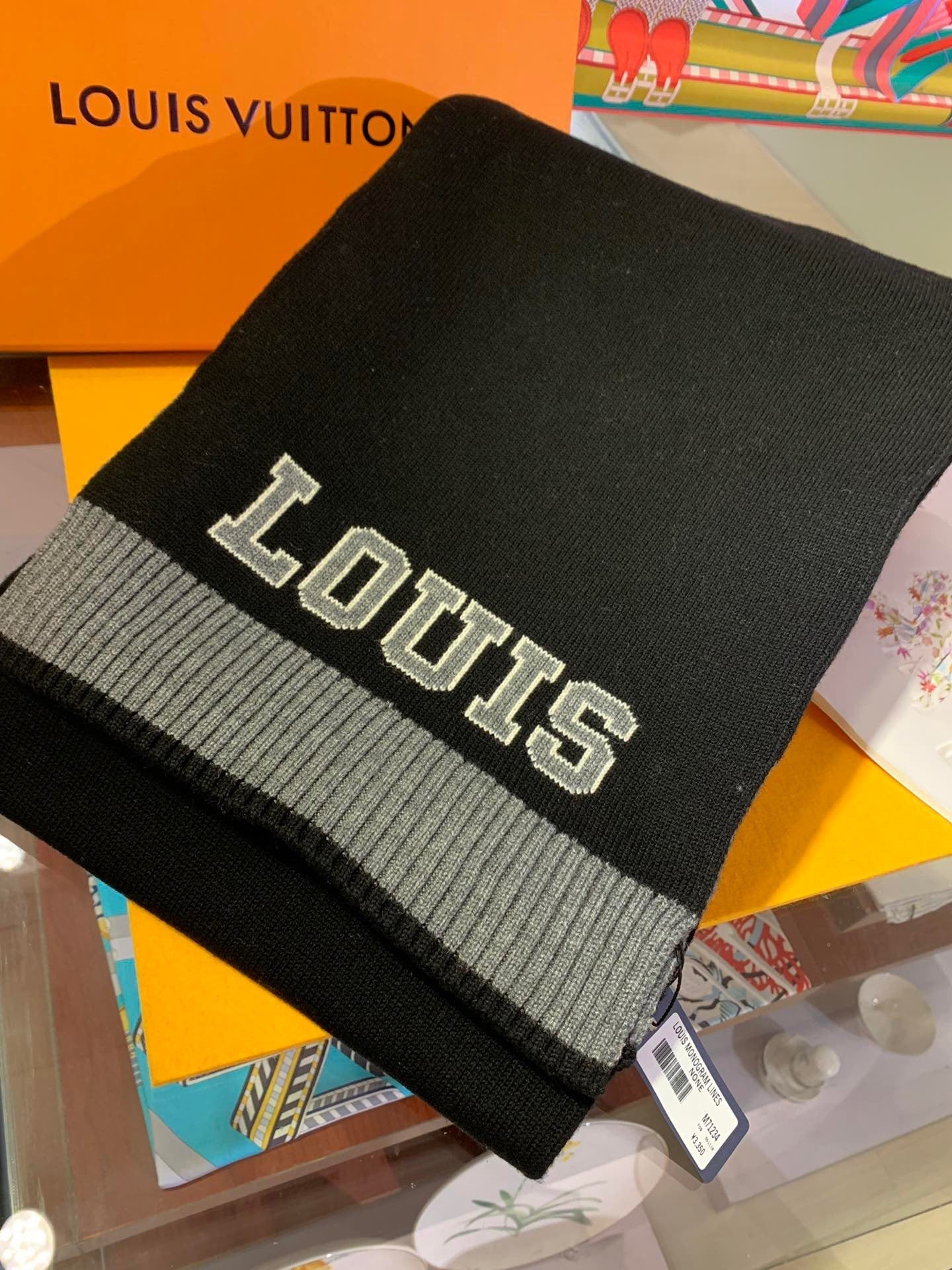 High Quality LUV  Scarf 028