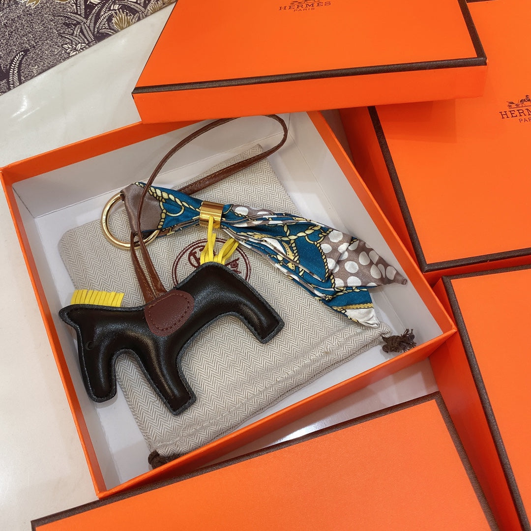 BL -High Quality Keychains LUV 087