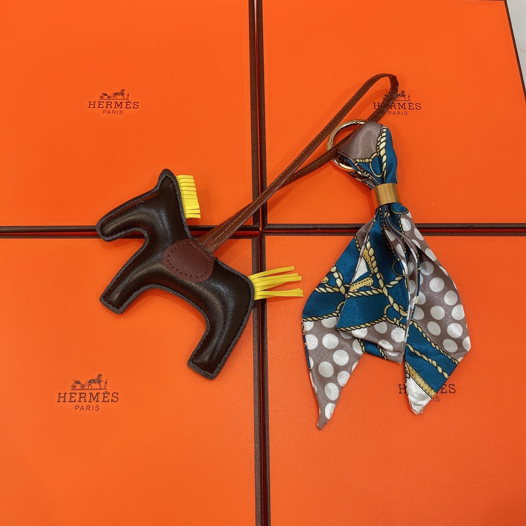 BL -High Quality Keychains LUV 087
