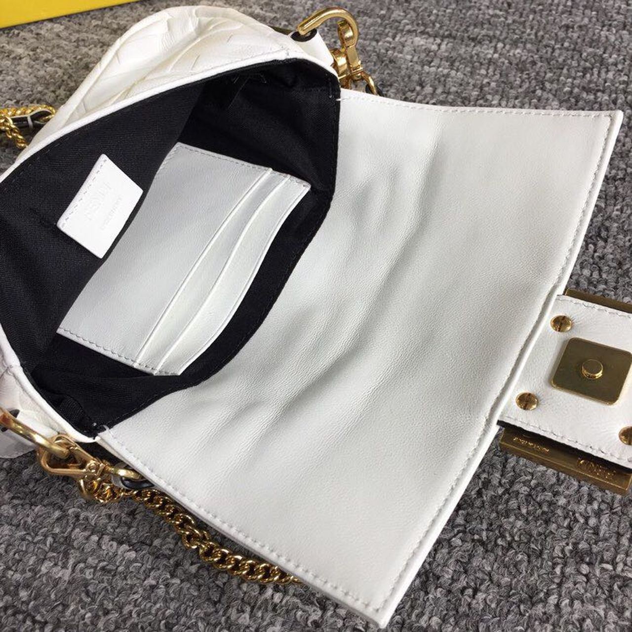 FI Baguette Nappa White For Women, Women’s Handbags, Shoulder And Crossbody Bags 7.4in/19cm FF 8BS017A72VF15AO