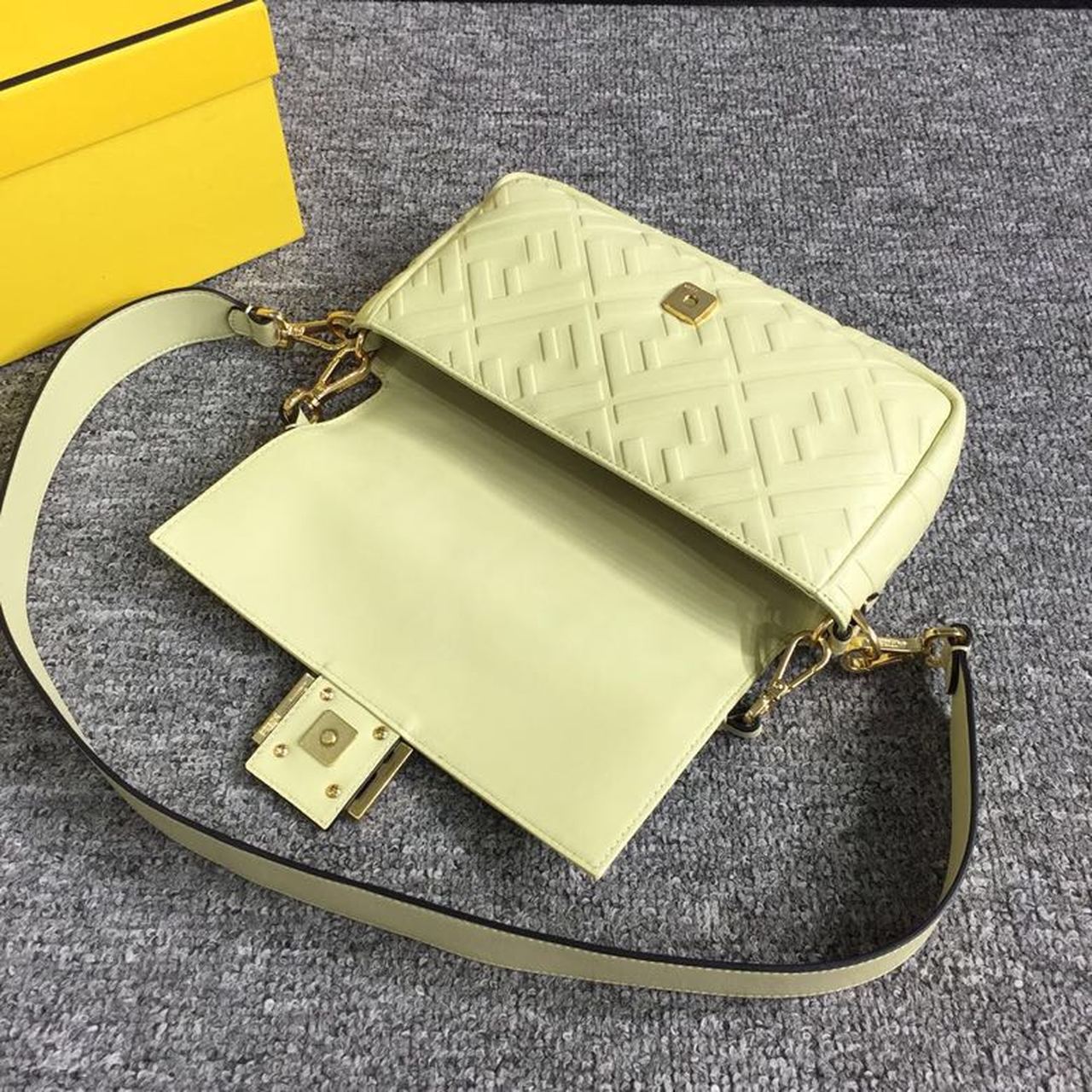 FI Baguette Nappa Cream For Women, Women’s Handbags, Shoulder And Crossbody Bags 10.6in/27cm FF 8BR600