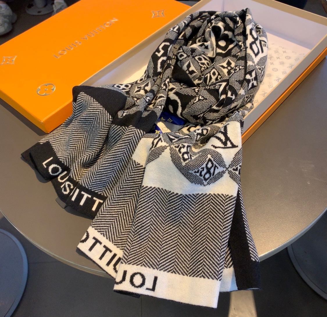 High Quality LUV  Scarf 008