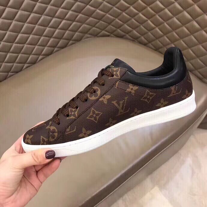 BL - High Quality Luv Sneaker 061