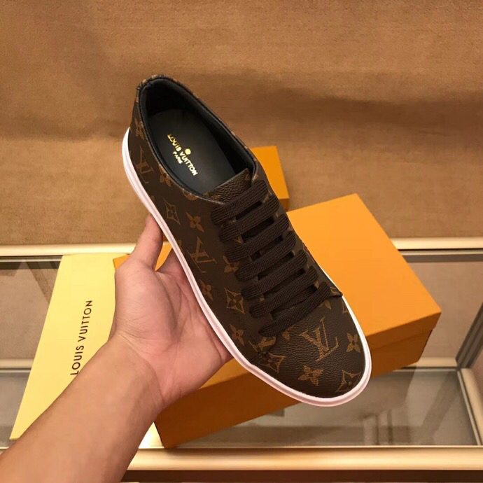 BL - High Quality Luv Sneaker 064