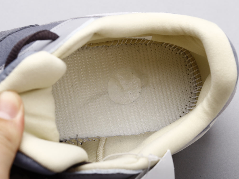 BL - Yzy 700 Magnet Sneaker