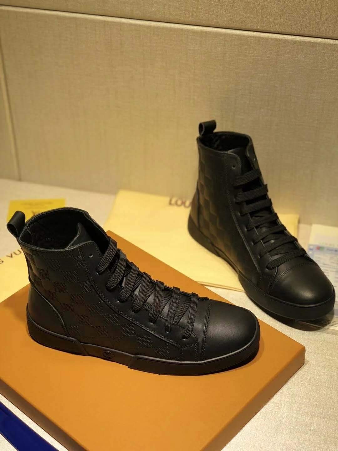 BL - High Quality Luv Sneaker 073