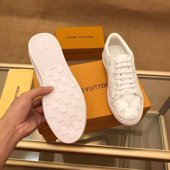 BL - High Quality Luv Sneaker 062