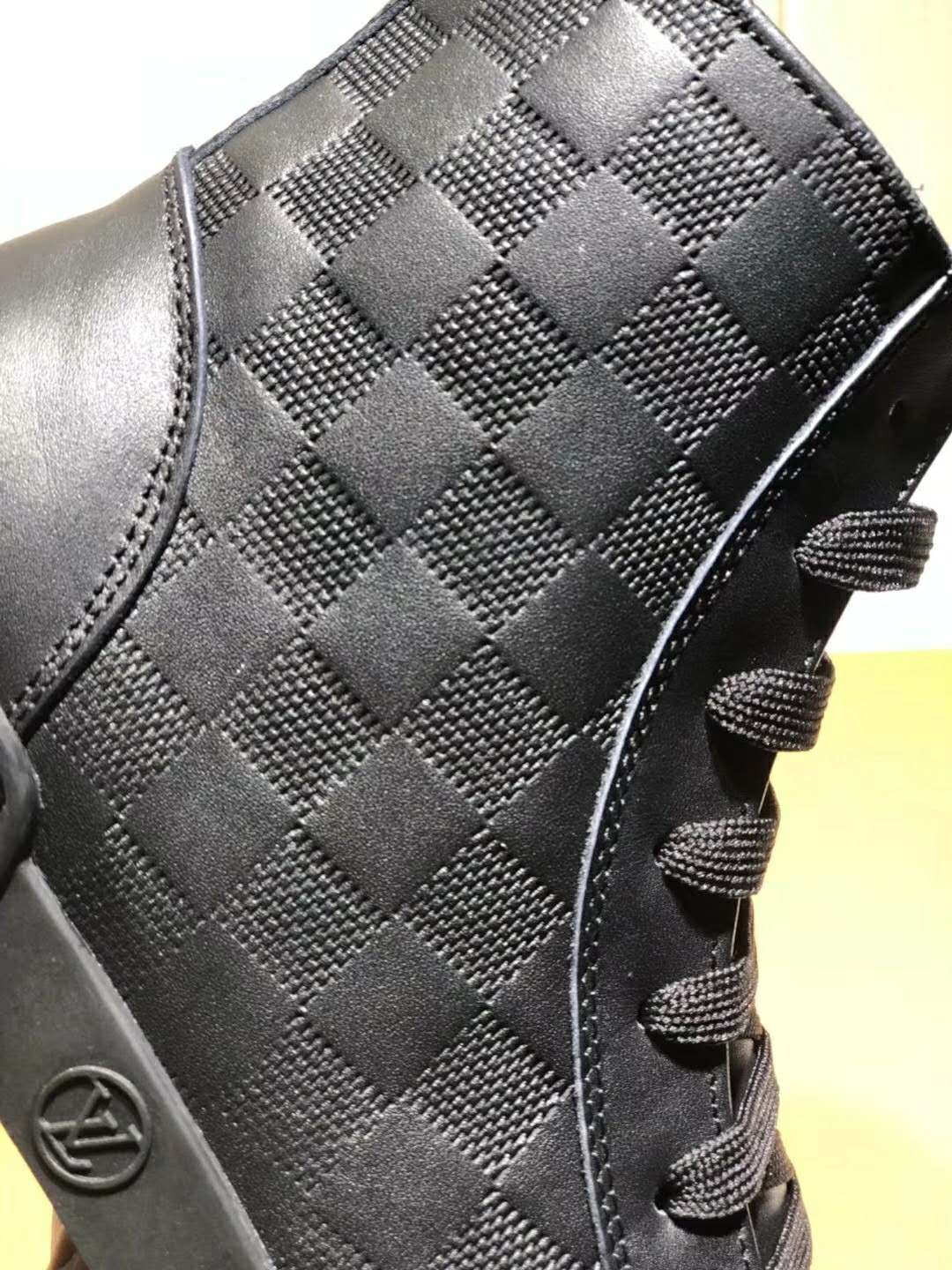 BL - High Quality Luv Sneaker 073