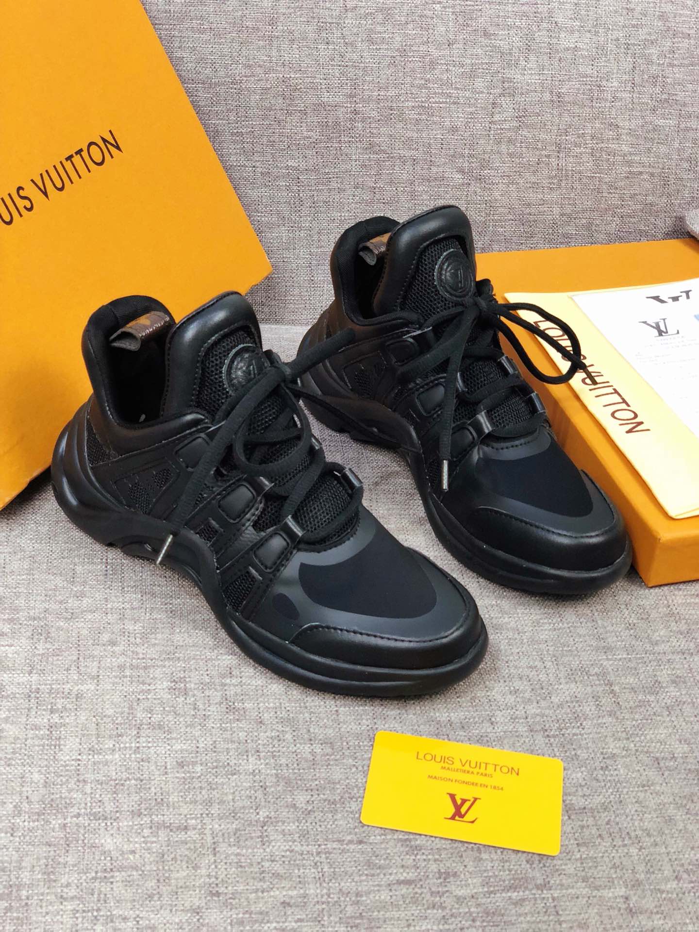 BL - LUV Archlight Full Black Sneaker