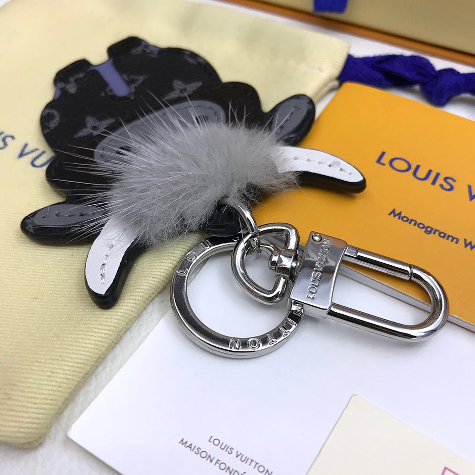 BL -High Quality Keychains LUV 081