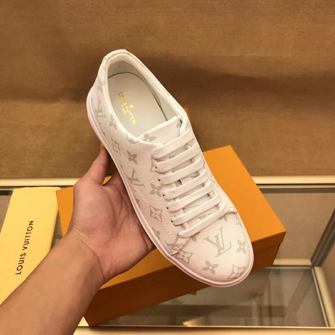 BL - High Quality Luv Sneaker 062