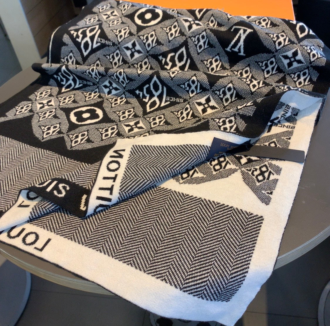 High Quality LUV  Scarf 008