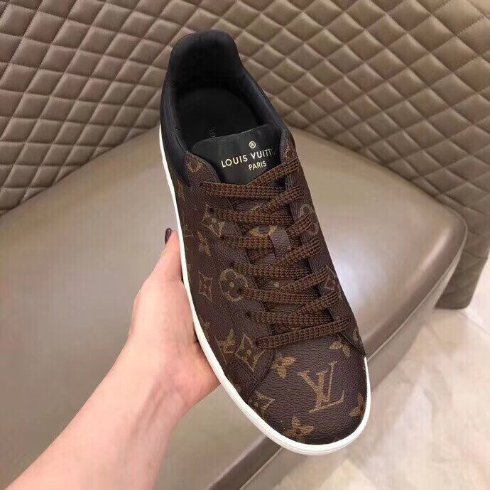BL - High Quality Luv Sneaker 061