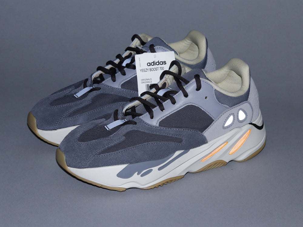 BL - Yzy 700 Magnet Sneaker