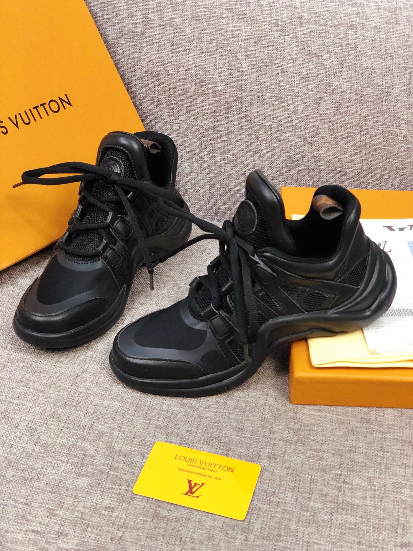 BL - LUV Archlight Full Black Sneaker