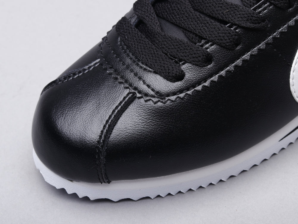 BL - NKE A generation of black and white leather