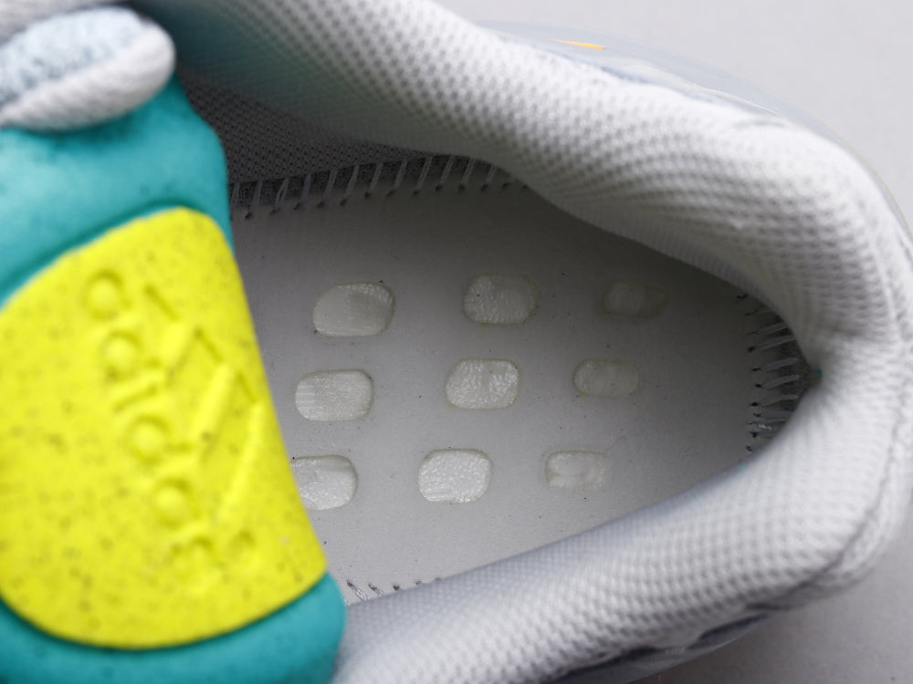 BL - Yzy 700 Inertia 2.0 Sneaker