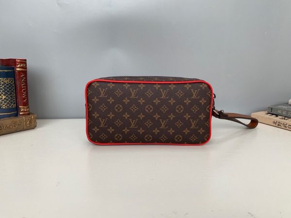 LV POCHETTE VOLGA