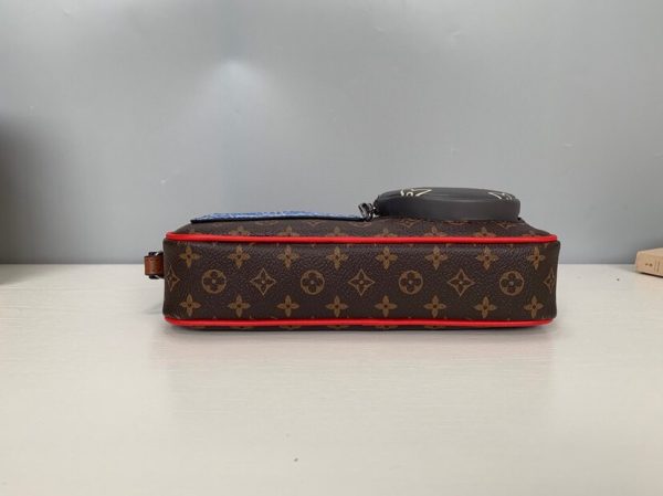 LV POCHETTE VOLGA