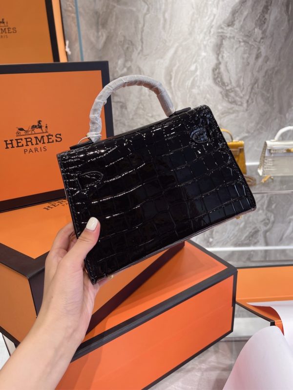 HERMÈS KELLY ALLIGATOR GOLD BUCKLE BLACK 22CM