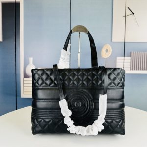 Vintage Medaillon bag in black leather